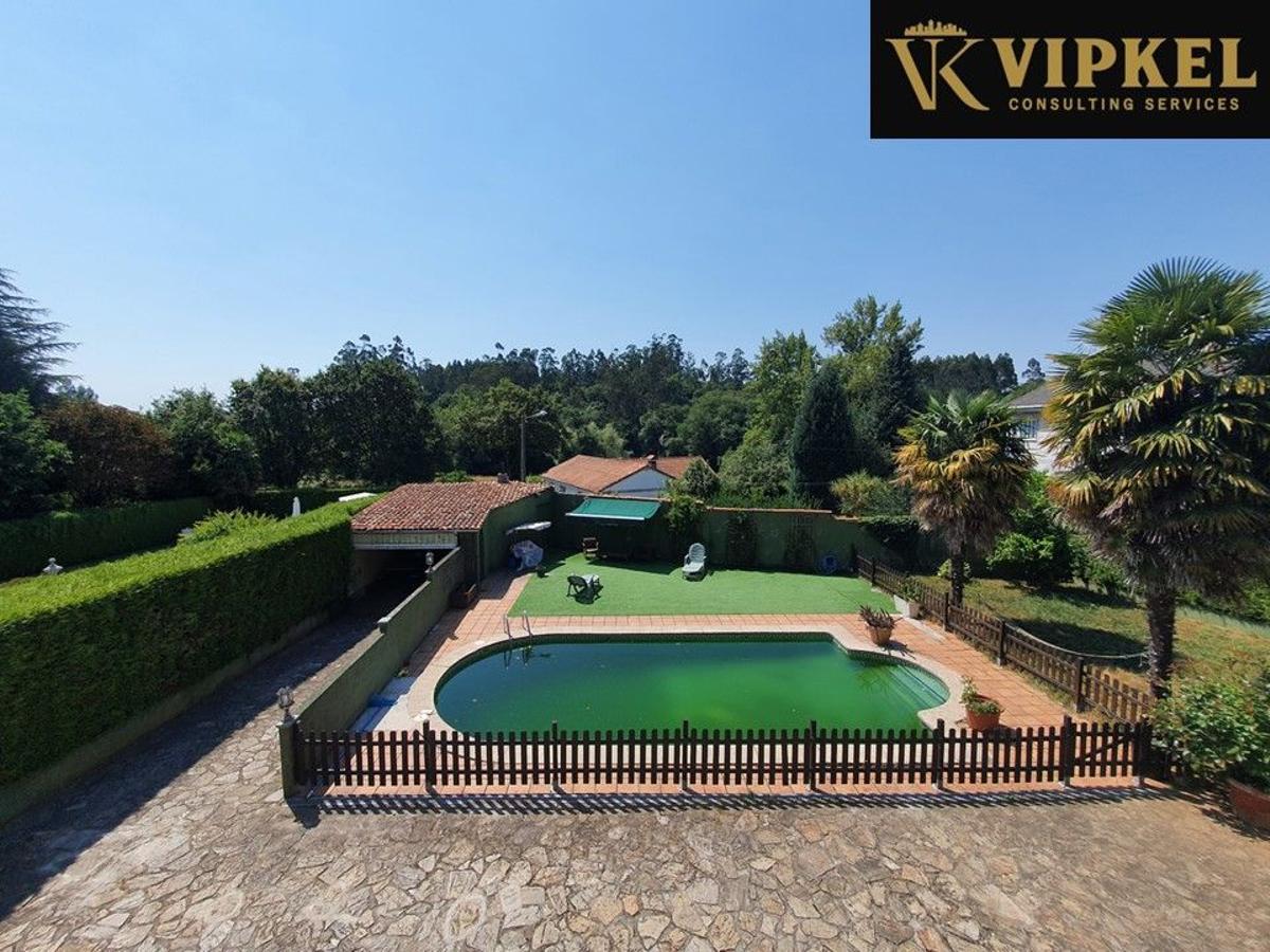 Casa con piscina en venta en Santiago de Compostela.