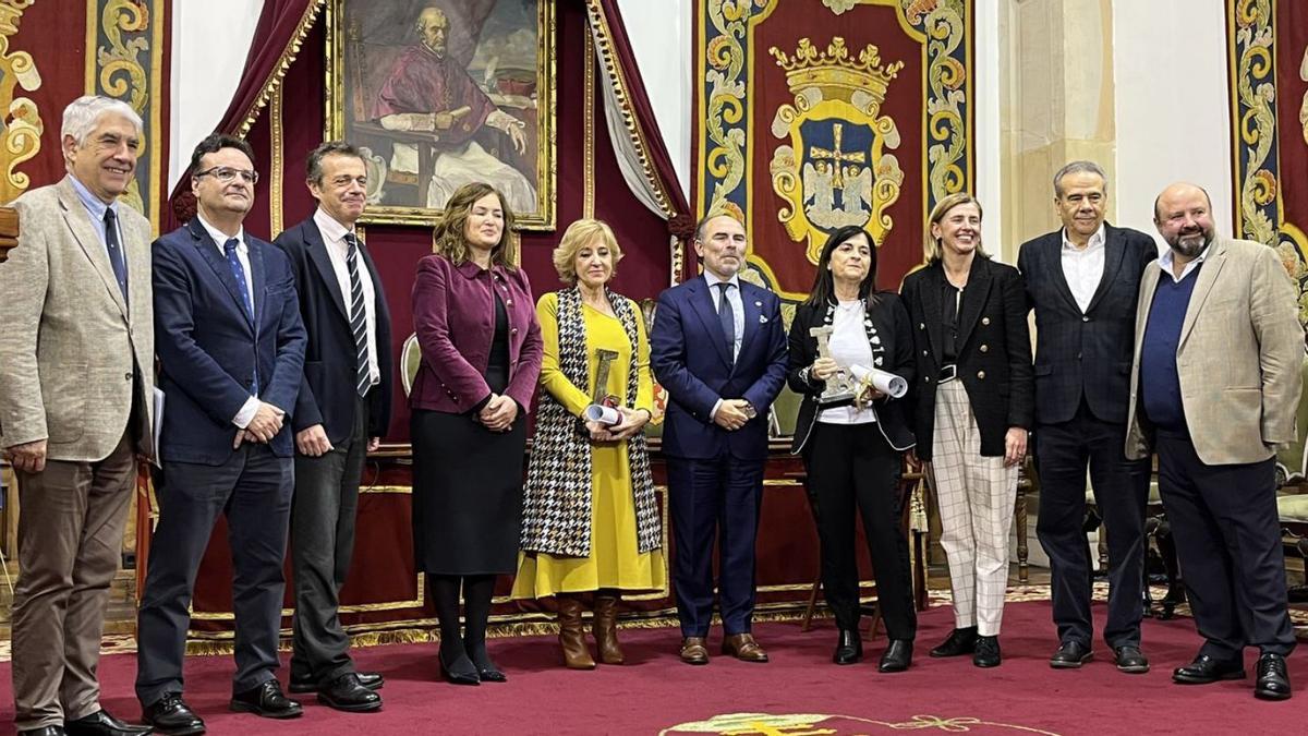 Mario Díaz, Manuel Riestra, Jaime Fernández, Begoña López, Mari Luz Suárez, Ignacio Villaverde, Esther Cueli, Ana Pando, José Luis Fernández Martín-Caro y José Miguel Fernández Rodríguez-Carus, en el Paraninfo de la UnIversidad de Oviedo, tras la entrega de los premios. | M. R.