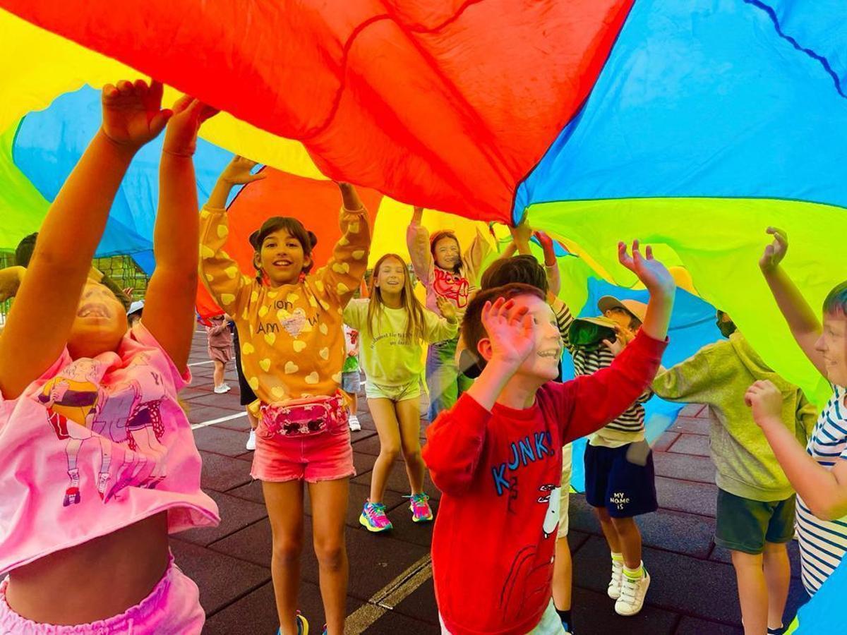 El campamento incluye muchos juegos divertidos