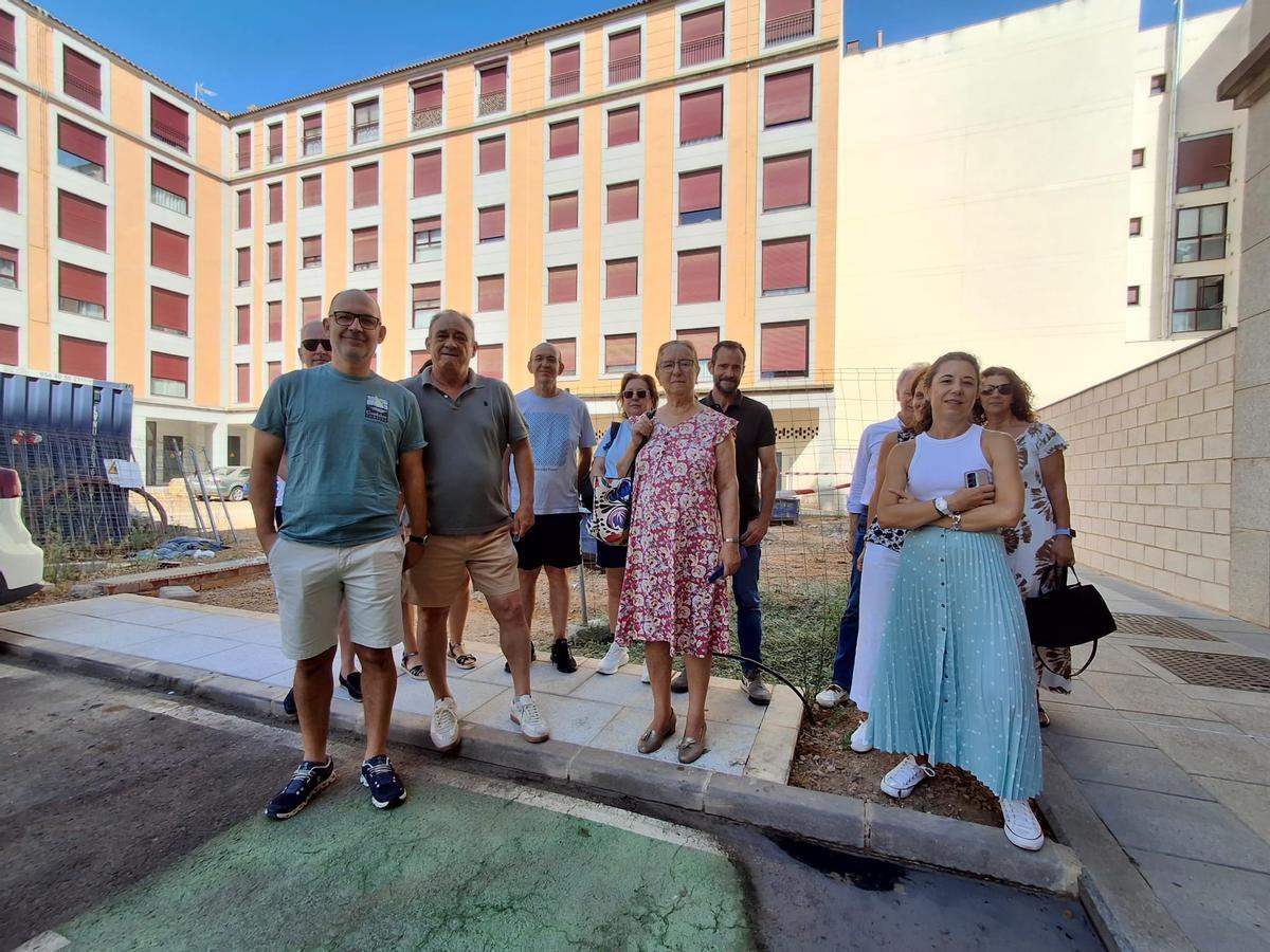 Algunos de los vecinos que denuncian el estado de la plaza Príncipe de la Paz.