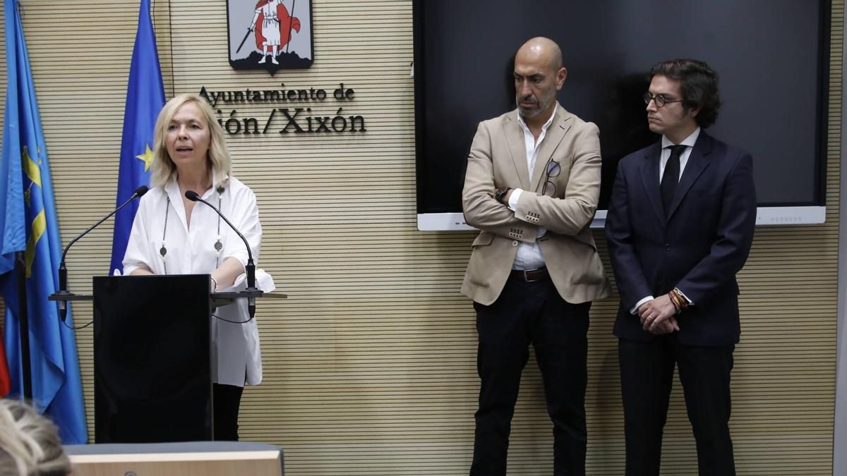 Álvarez Rouco, ayer, junto a Oliver Suárez y José María Figaredo, en el Ayuntamiento.