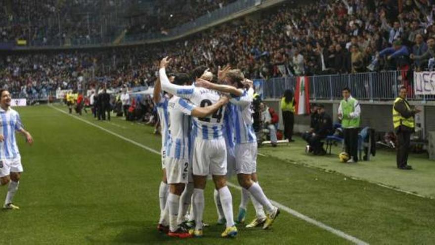 Iturra corre a abrazar a sus compañeros, que celebran uno de los goles materializados al Real Madrid (3-2).