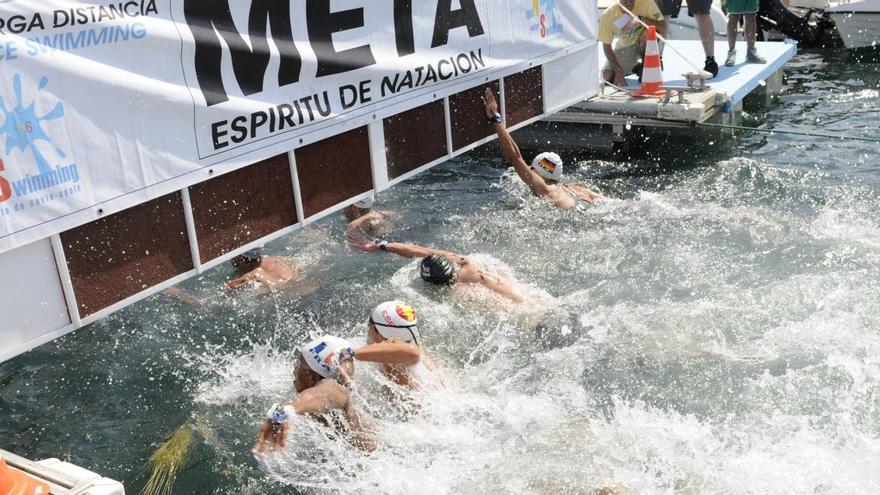 Nadadores en una edición anterior del Descenso del Navia.