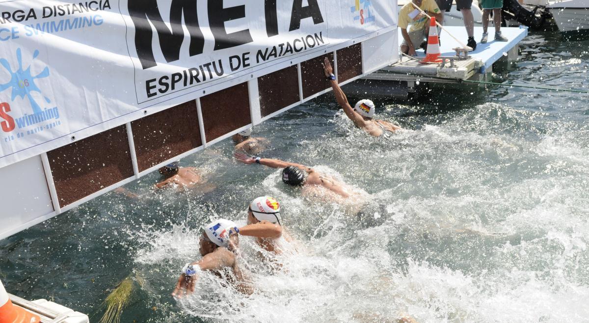 Nadadores en una edición anterior del Descenso del Navia.