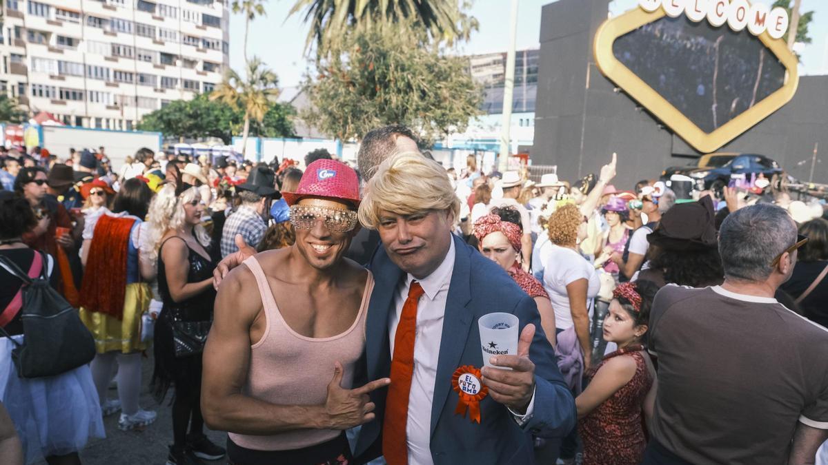 Uno de los asistentes disfrazado de Donald Trump.
