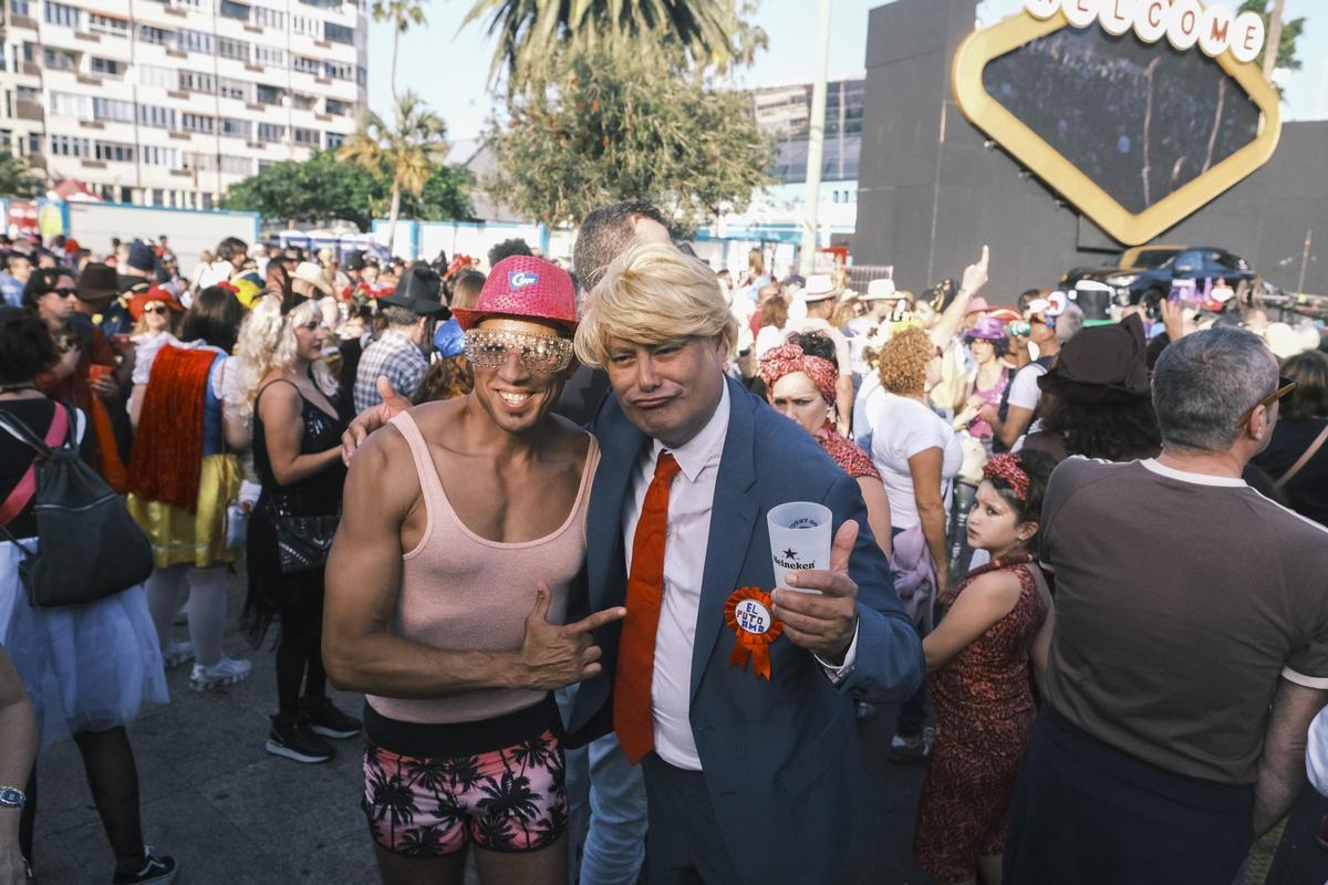 Uno de los asistentes disfrazado de Donald Trump.