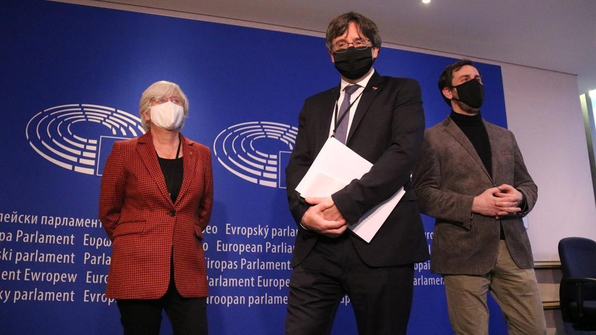 Los eurodiputados Carles Puigdemont,  Clara Ponsati i Toni Comin a la entrada de la vista en la Eurocámara por el suplicatorio.
