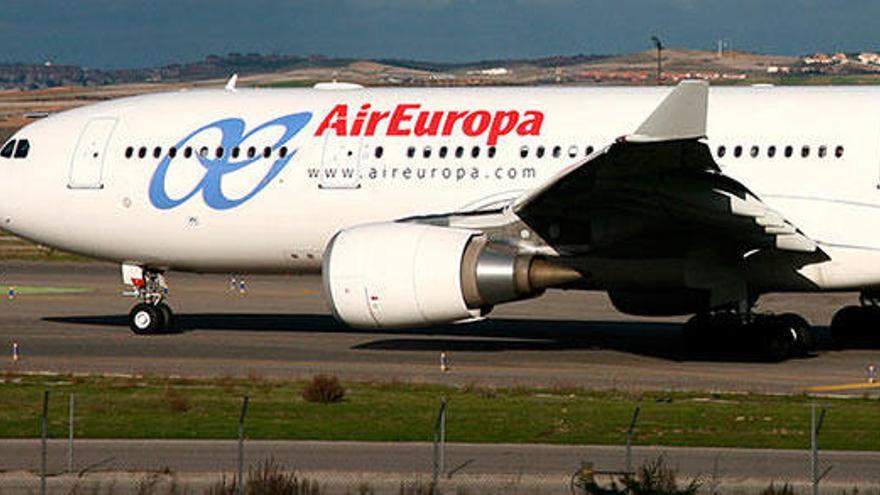 El piloto de un vuelo de Ibiza a Palma detiene el despegue por el ataque de pánico de una pasajera