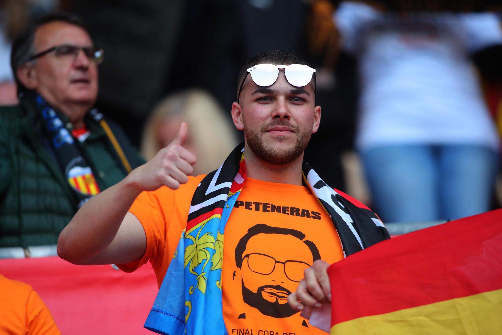 La afición valencianista llena de color el estadio de La cartuja