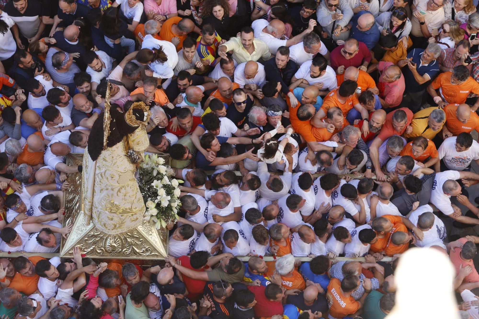 Muchos valencianistas acompañan a la Virgen de los Desamparados en su Traslado