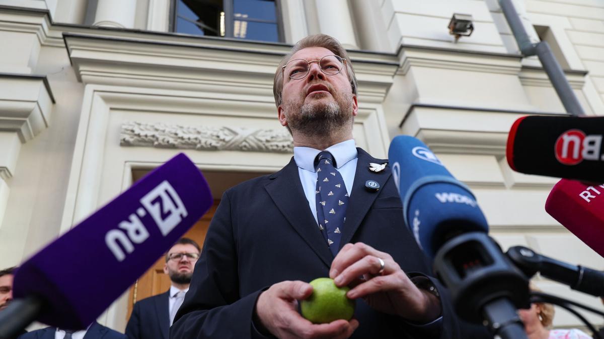 El líder de Yabloko, Nikolai Rybakov, comparece ante los medios tras conocer la decisión del Tribunal Supremo de Rusia.