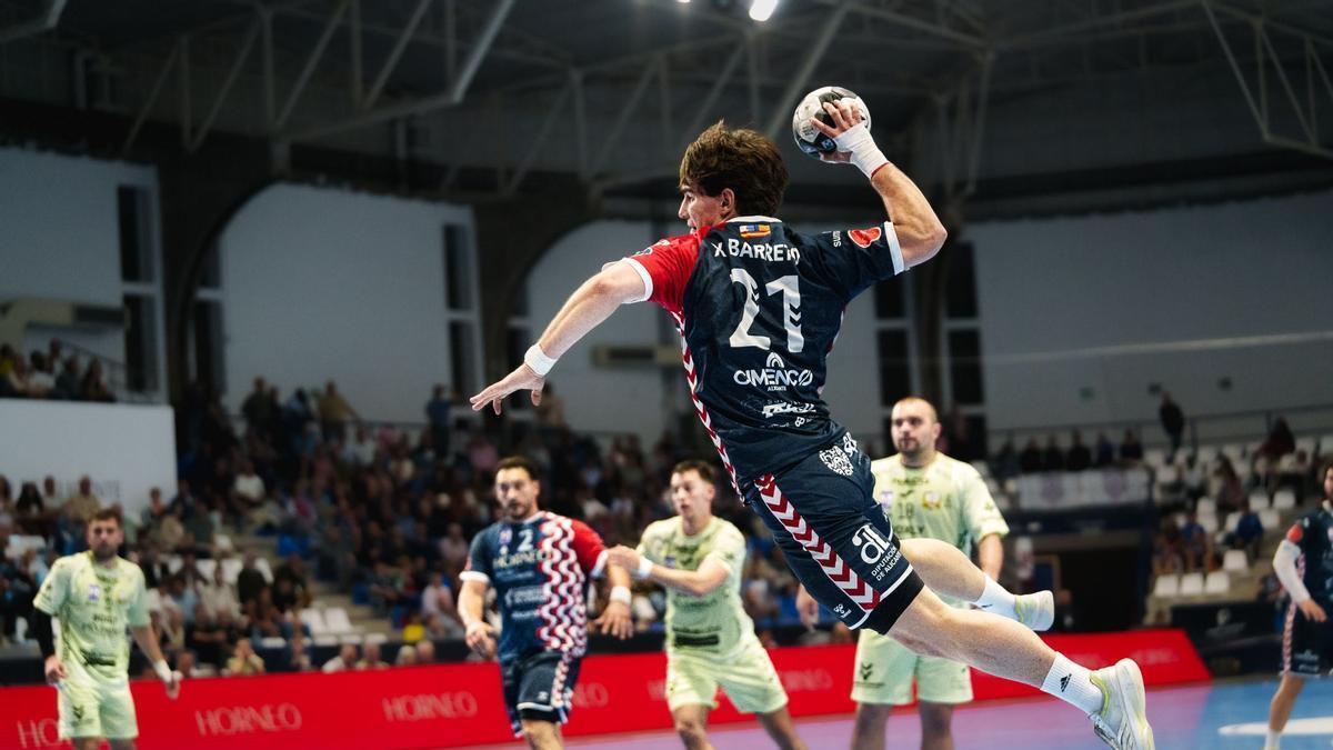 Xabier Barreto dispara a portería durante el partido entre Horneo Alicante y Caserío Ciudad Real en el Pitiu Rochel.