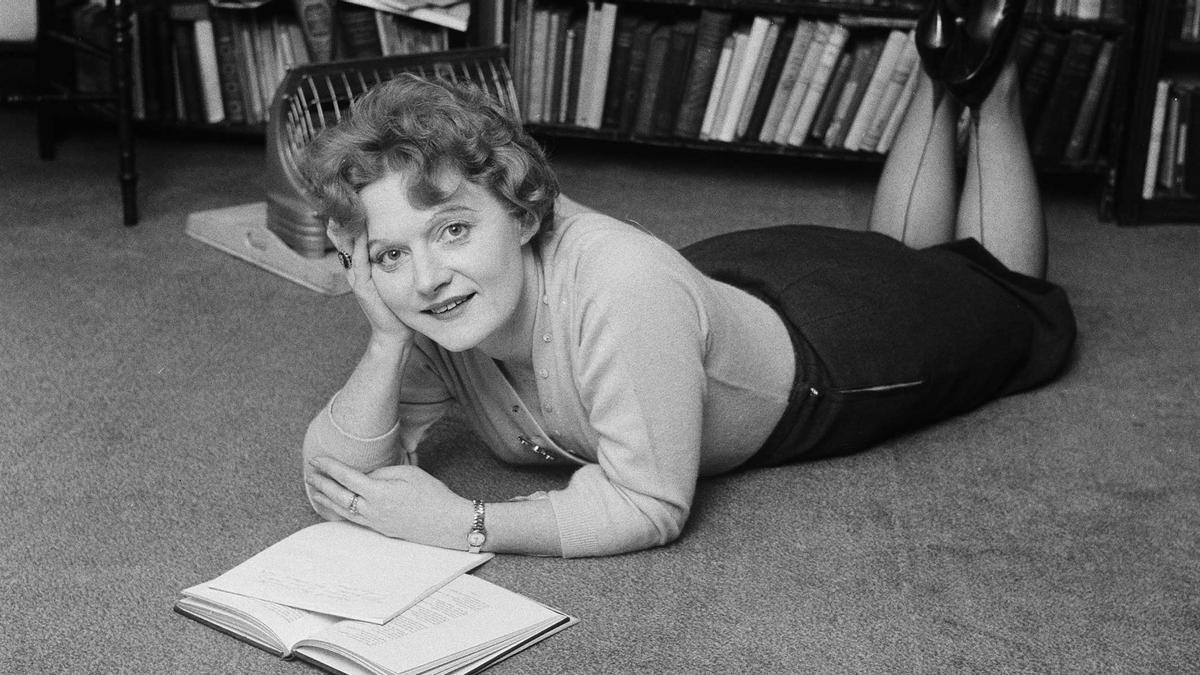 La escritora Muriel Spark, autora de la novela 'El banquete', fotografiada en 1960.