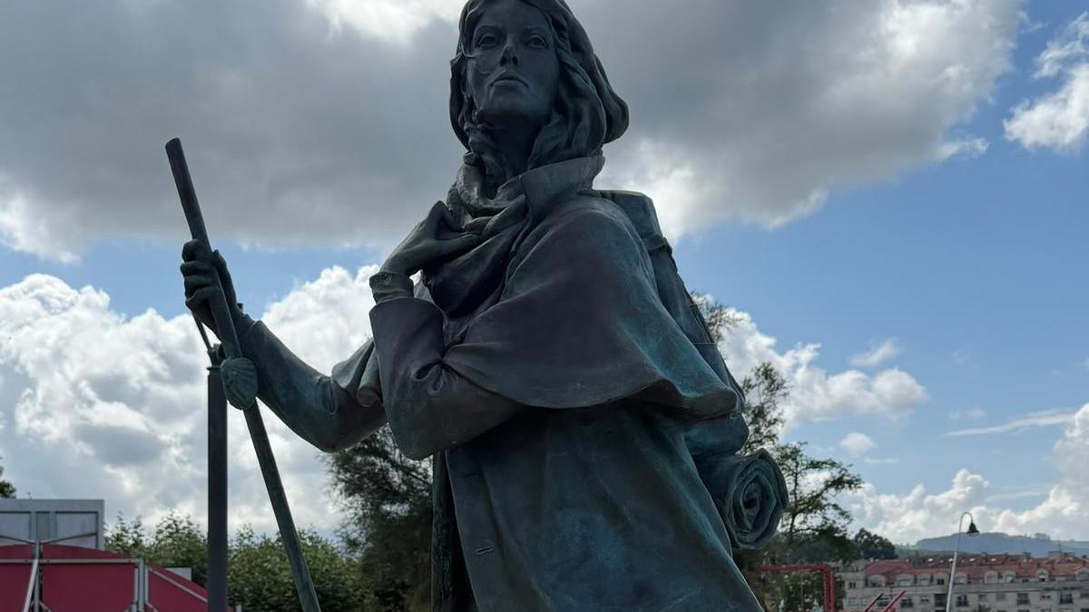 La estatua de la peregrina del escultor José Molares.