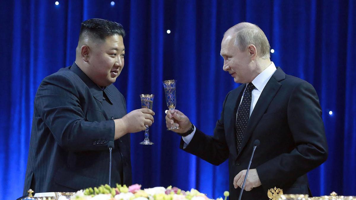 Kim Jong-un y Vladímir Putin brindan durante el encuentro que mantuvieron en abril de 2019 en Vladivostok.
