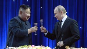 Kim Jong-un y Vladímir Putin brindan durante el encuentro que mantuvieron en abril de 2019 en Vladivostok.
