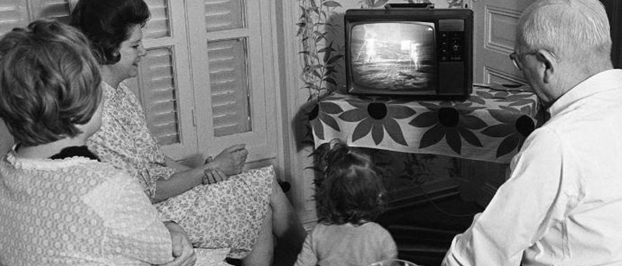 Una familia sigue por televisión la llegada del hombre a la Luna.