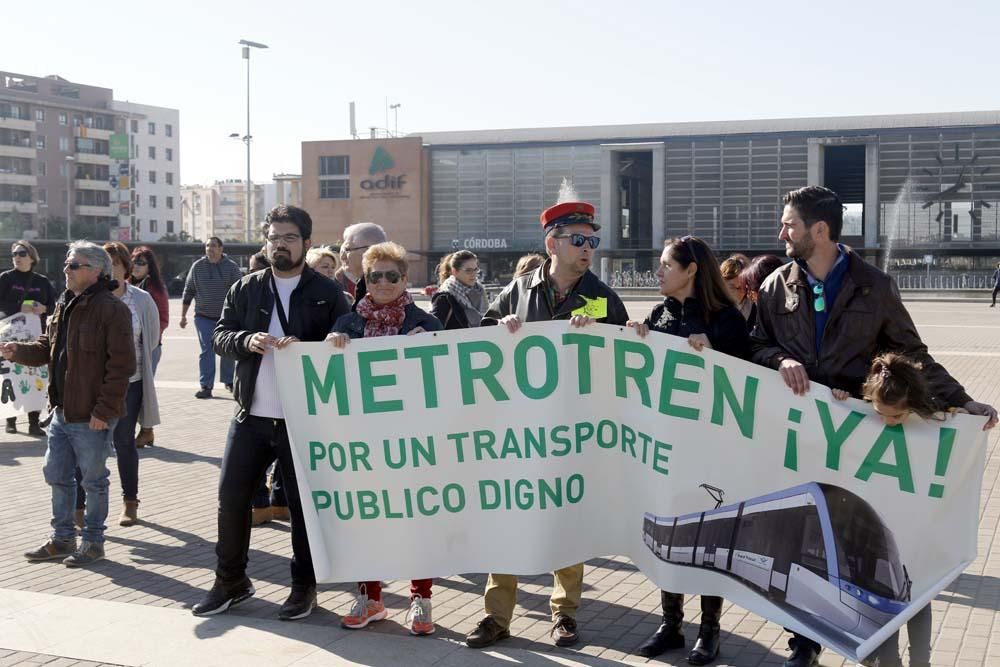 Caravana por el tren de cercanías. No pases de mi.