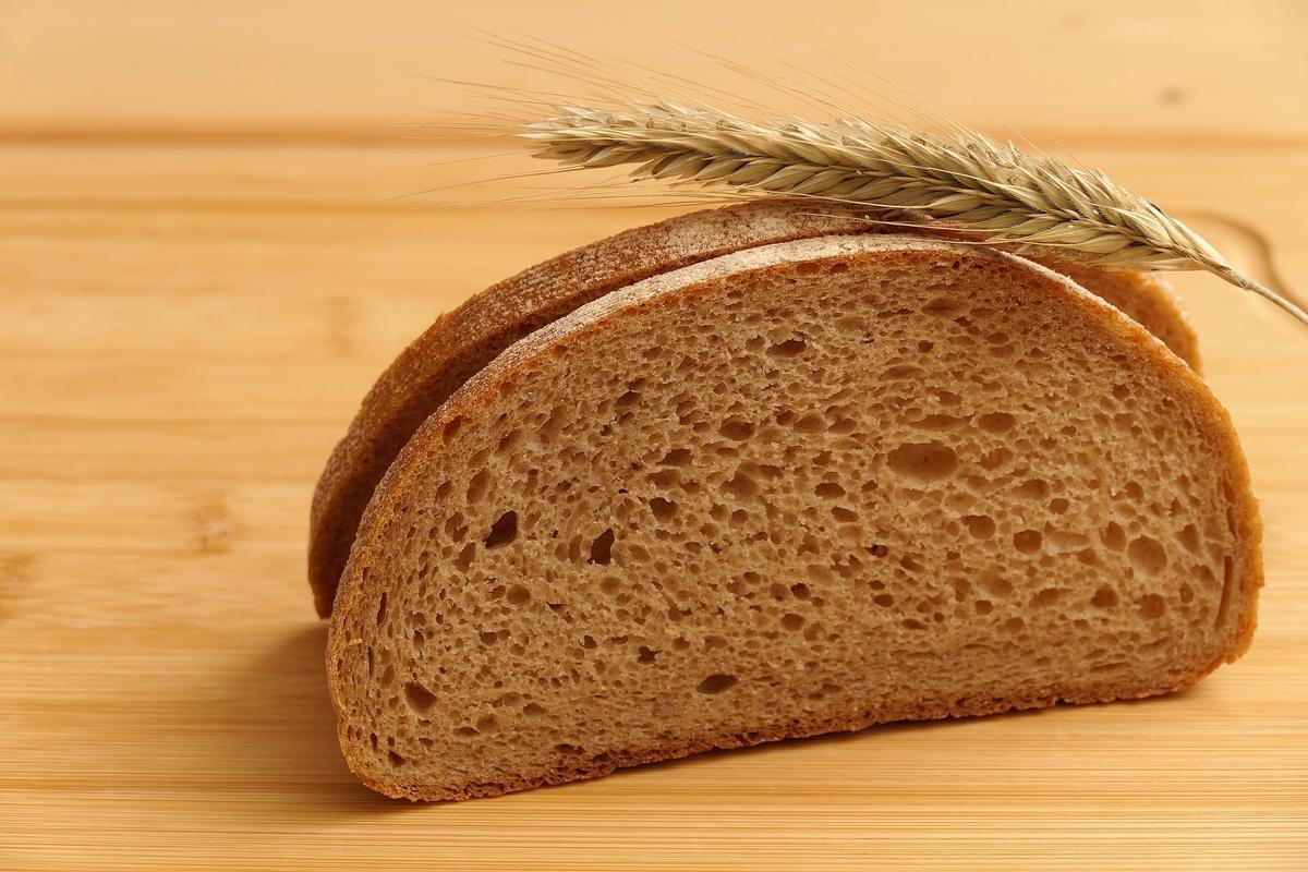 Sustituye el pan blanco por pan integral para hacer tu cena más saludable