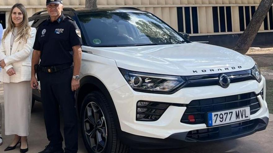 La alcaldesa de Capdepera, Mireia Ferrer, en la presentación del nuevo coche adquirido para la Policía Local. | POLICÍA LOCAL DE CAPDEPERA