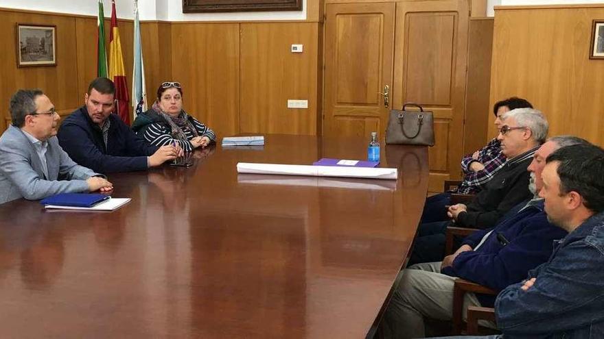 Reunión, en la mañana de ayer, de López y Dubois con representantes vecinales de Souto.