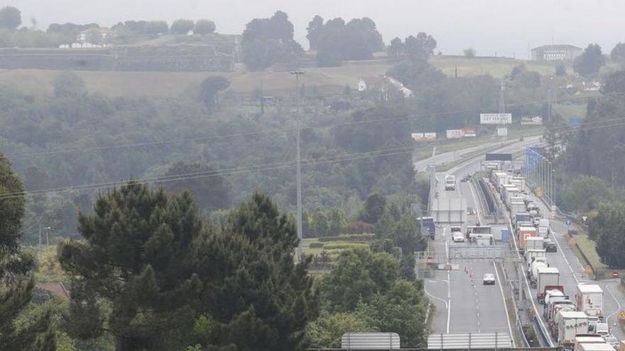 Atasco en la A-55 durante uno de los cierres fronterizos.