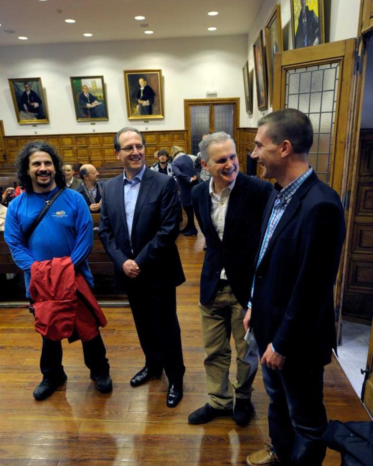 Por la izquierda, Rafael Fernández, Manuel Secades, Francisco Bastida y Leonardo Álvarez, ayer, en el edificio histórico de la Universidad.