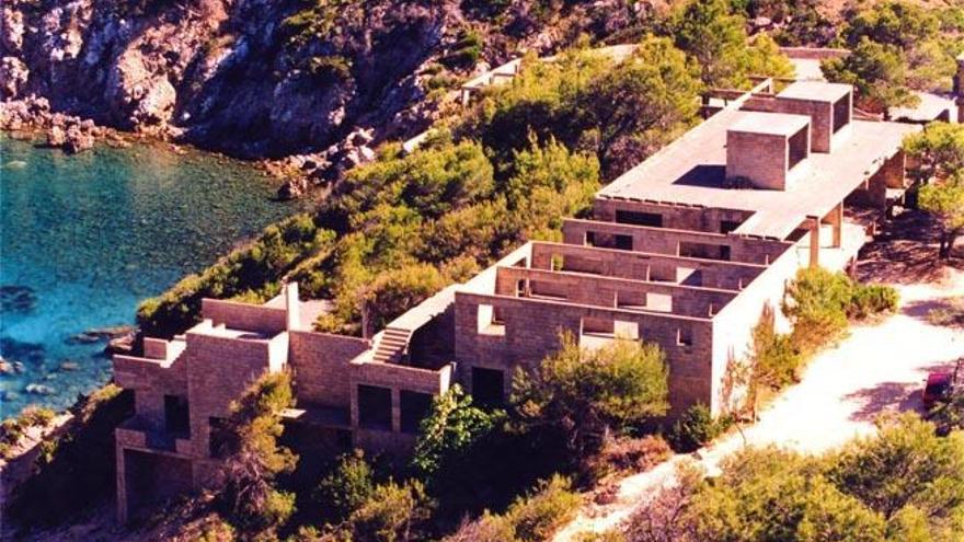 Parte del edificio inacabado de los años 70 de Cala d´en Serra diseñado por Josep Lluís Sert.