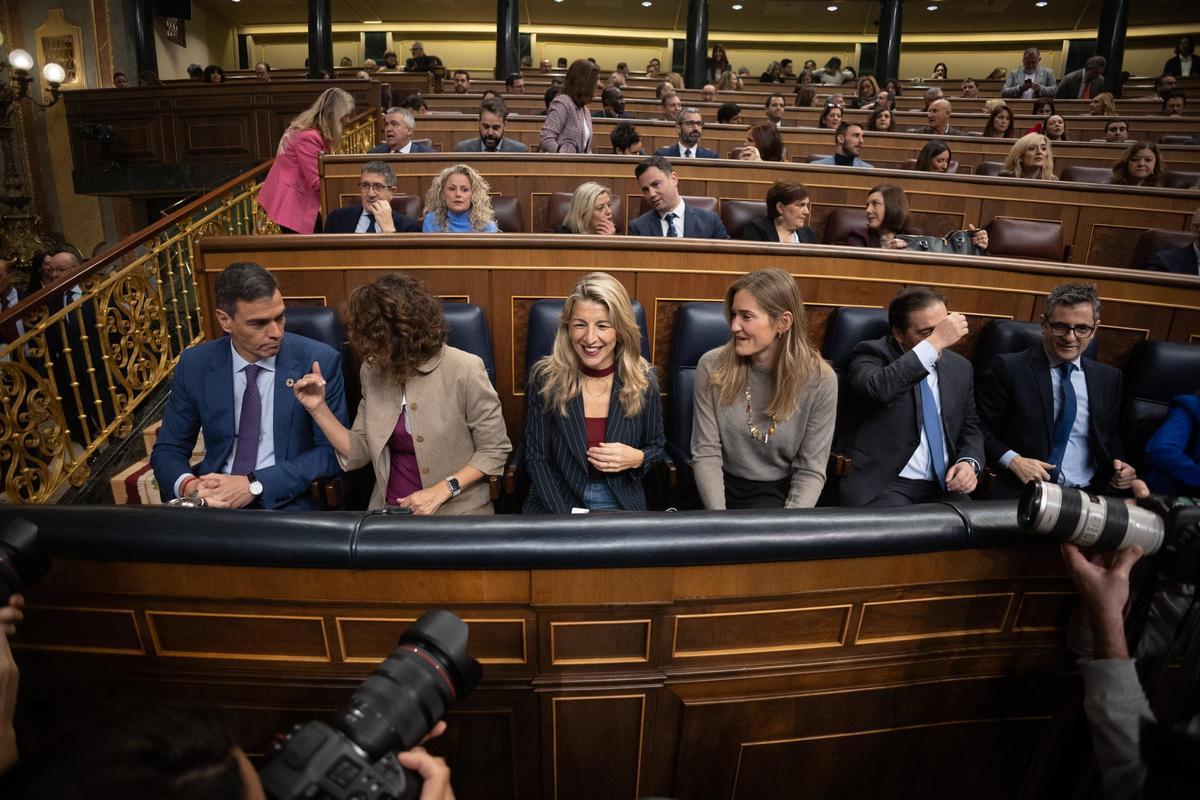 El presidente del Gobierno, Pedro Sánchez; la ministra de Hacienda, María Jesús Montero; la ministra de Trabajo, Yolanda Díaz; la ministra para la Transición Ecológica, Sara Aagesen; el ministro de Asuntos Exteriores, José Manuel Albares y el ministro para la Presidencia, Félix Bolaños, en el Congreso de los Diputados, este miércoles.