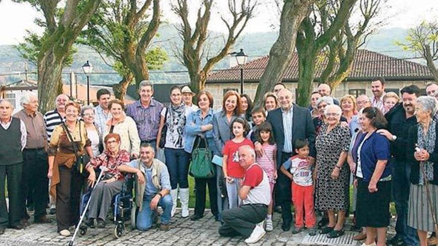 El alcalde, con los vecinos de Canedo.  // J. Regal