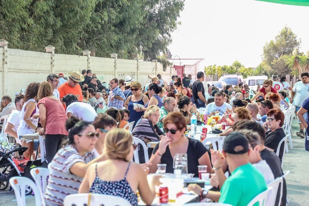 Los vecinos participan en el tercer concurso municipal de paellas