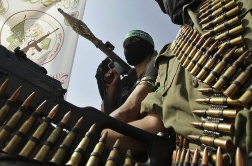 Un militante de Hamas sostiene un arma en la franja de Gaza