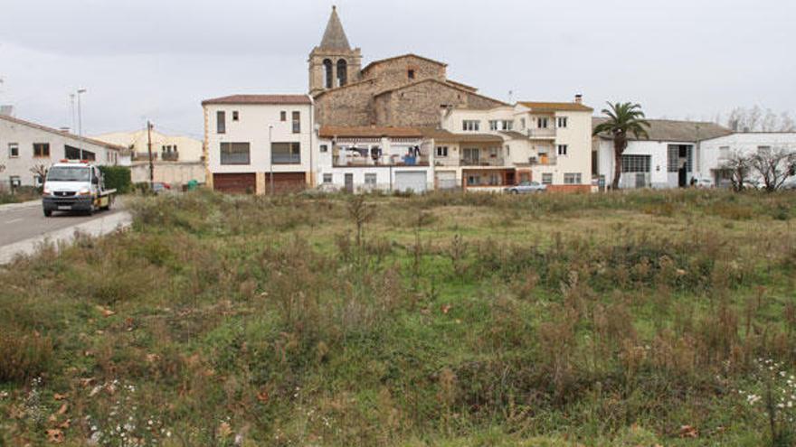 En aquest terreny de darrere l&#039;església de Riudarenes s&#039;havia d&#039;alçar el bloc de pisos de protecció oficial.