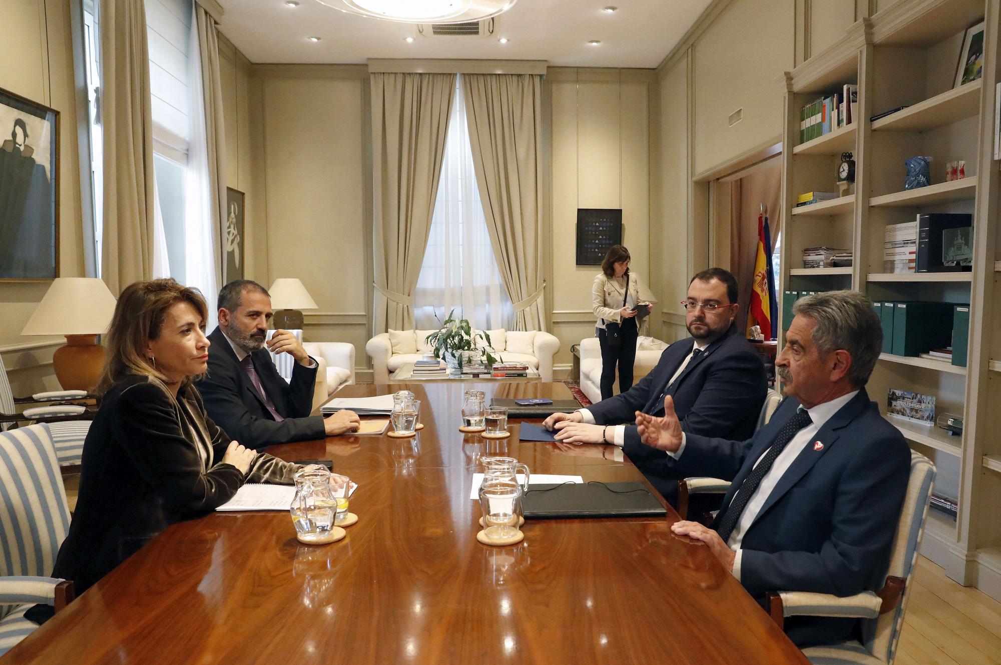 El presidente del Principado, Adrián Barbón y el presidente de Cantabria, Miguel Ángel Revilla en una reunión con la ministra de Transportes, Movilidad y Agenda Urbana, Raquel Sánchez..