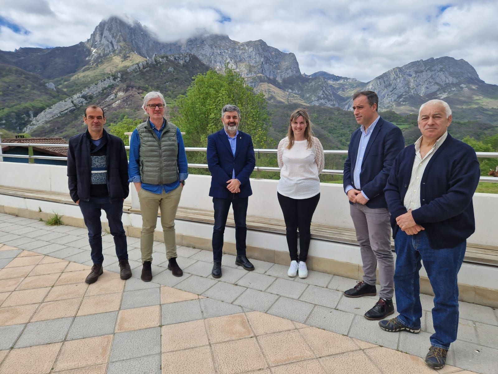 Por la izquierda, José Antonio Rodríguez, teniente de alcalde del Ayuntamiento de Ponga; Marcos Niñoori, director general de Reto Demográfico; Alejandro Calvo, consejero de Fomento, Cooperación Local y Prevención de Incendios; Marta Alonso, alcaldesa de Ponga; Olmo Ron, director general de Administración Local, y Jorge Alonso, concejal de Obras de Ponga.