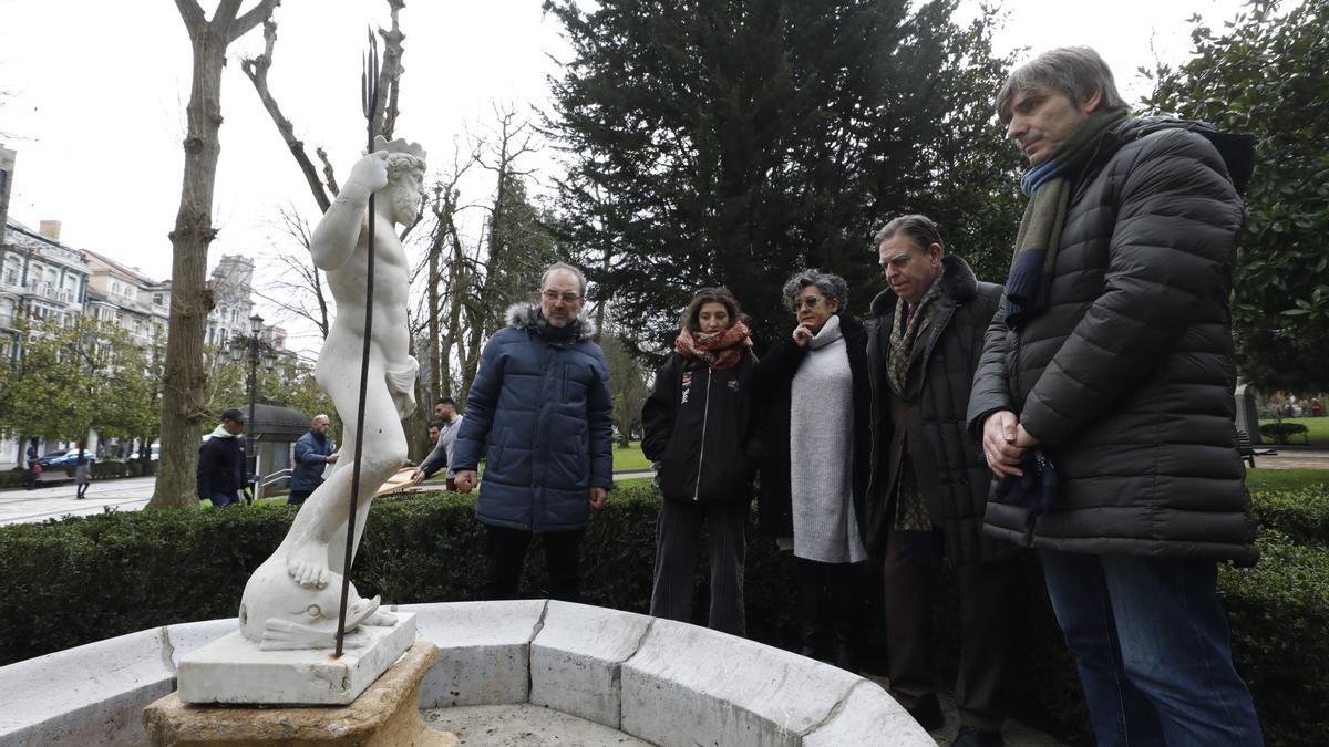 EN IMÁGENES: El "Neptuno" vuelve al Campo San Francisco en Oviedo: así fue su instalación