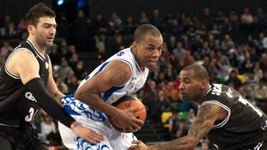 El escolta del Lucentum Alicante Tyron Ellis (c), intenta entrar a canasta ante la oposición de los jugadores del Gescrap Bizkaia Aaron Jackson (d) y Kostas Vasileadis (i) durante el partido, correspondiente a la décimo octava jornada de la Liga ACB, que se ha disputado en el Bilbao Arena.