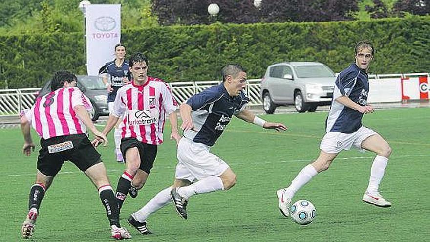 Camochu conduce el balón en un partido Marino-Elgoibar de la promoción.