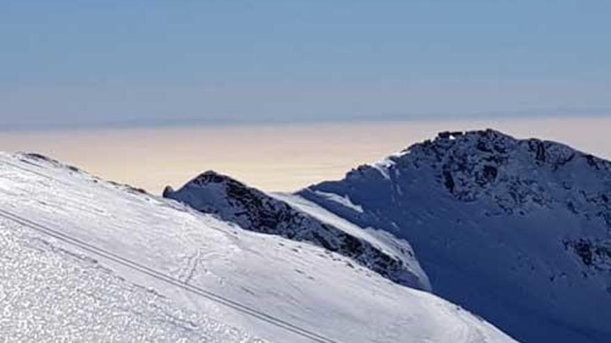 Se conjugan las montañas nevadas con el Mediterráneo de fondo.