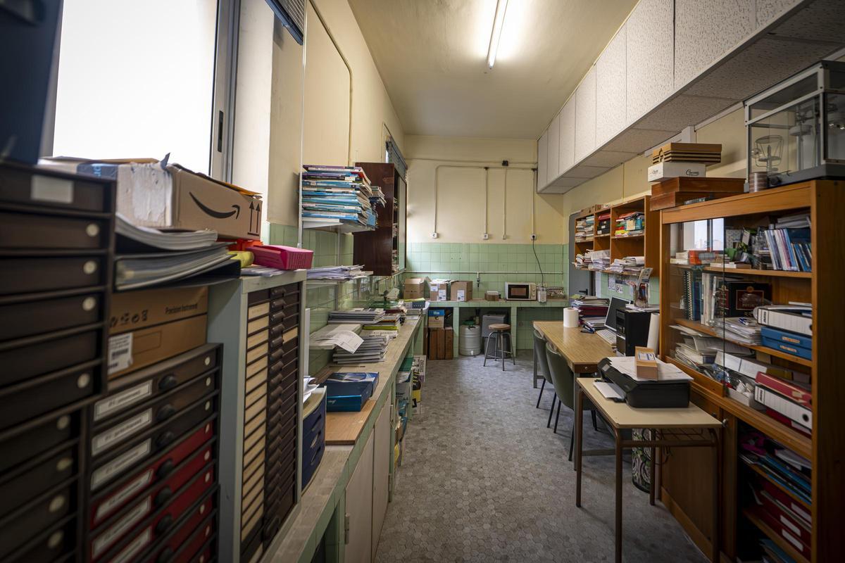 El Institut Sants, entre lo retro y lo ruinoso: crónica visual de un centro que envejece sin cuidados