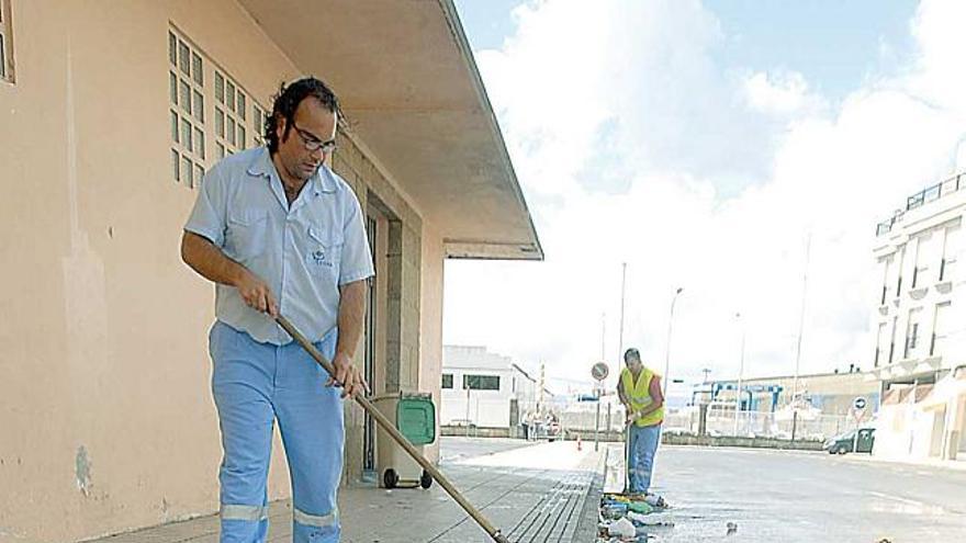 Empleados del servicio de limpieza de Vilagarcía.