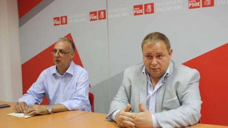 Agustín Navarro y José Manuel Orengo, ayer en la sede del PSOE de Benidorm