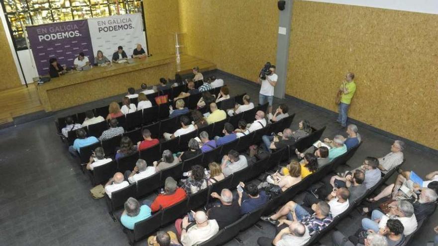 Un momento de la asamblea provincial de Podemos celebrada ayer en A Coruña.