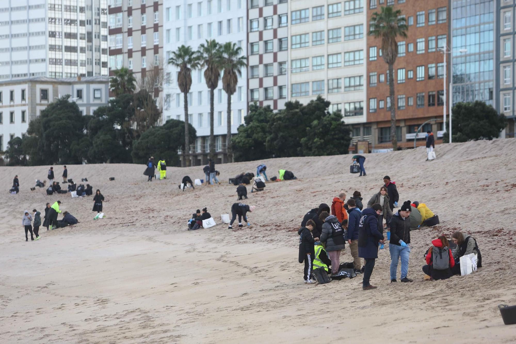 Decenas de voluntarios recogen residuos en la playa del Orzán con WE Sustainability