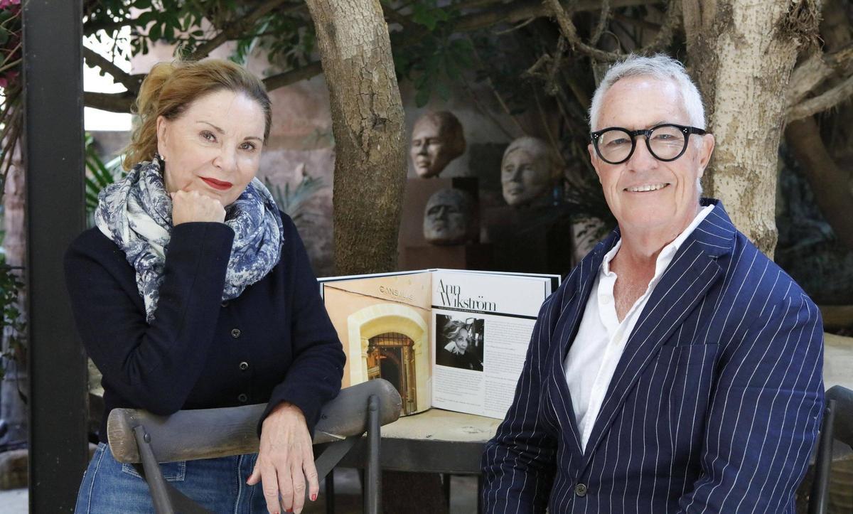 Ann Wikström Mogliani und Peer Eriksson im begrünten Patio des Gebäudes der Cansalas Gallery.