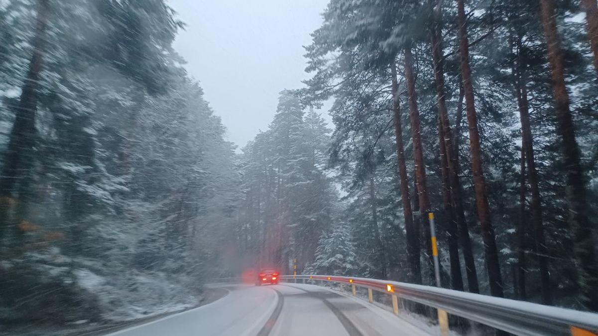 Imagen de la subida al Puerto de Navacerrada con restos de nieve en la carretera.