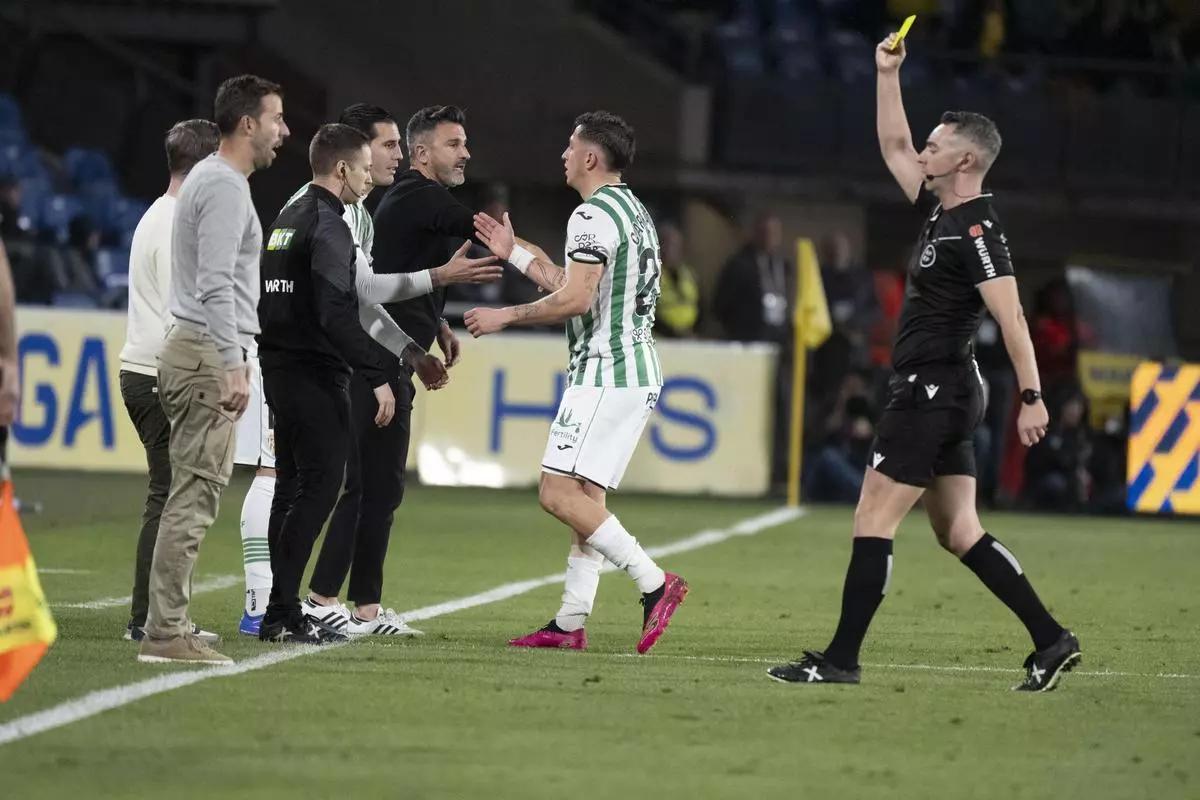 De Ena Wolf muestra una tarjeta amarilla al banquillo local en el pasado Las Palmas-Córdoba CF.
