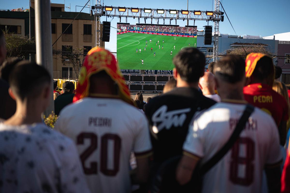 Ambiente de la afición tinerfeña en el Francia - España