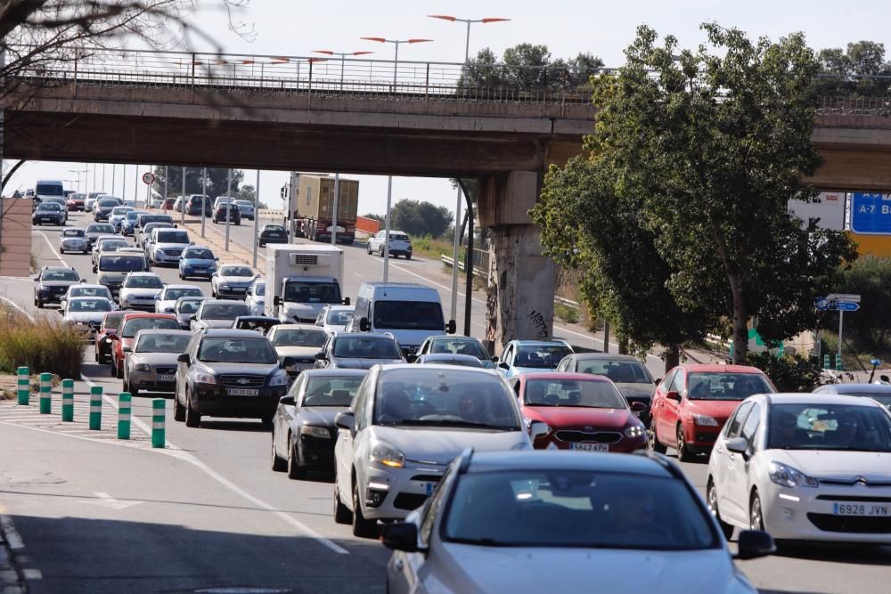 Vuelca un camión frigorífico a la entrada de València