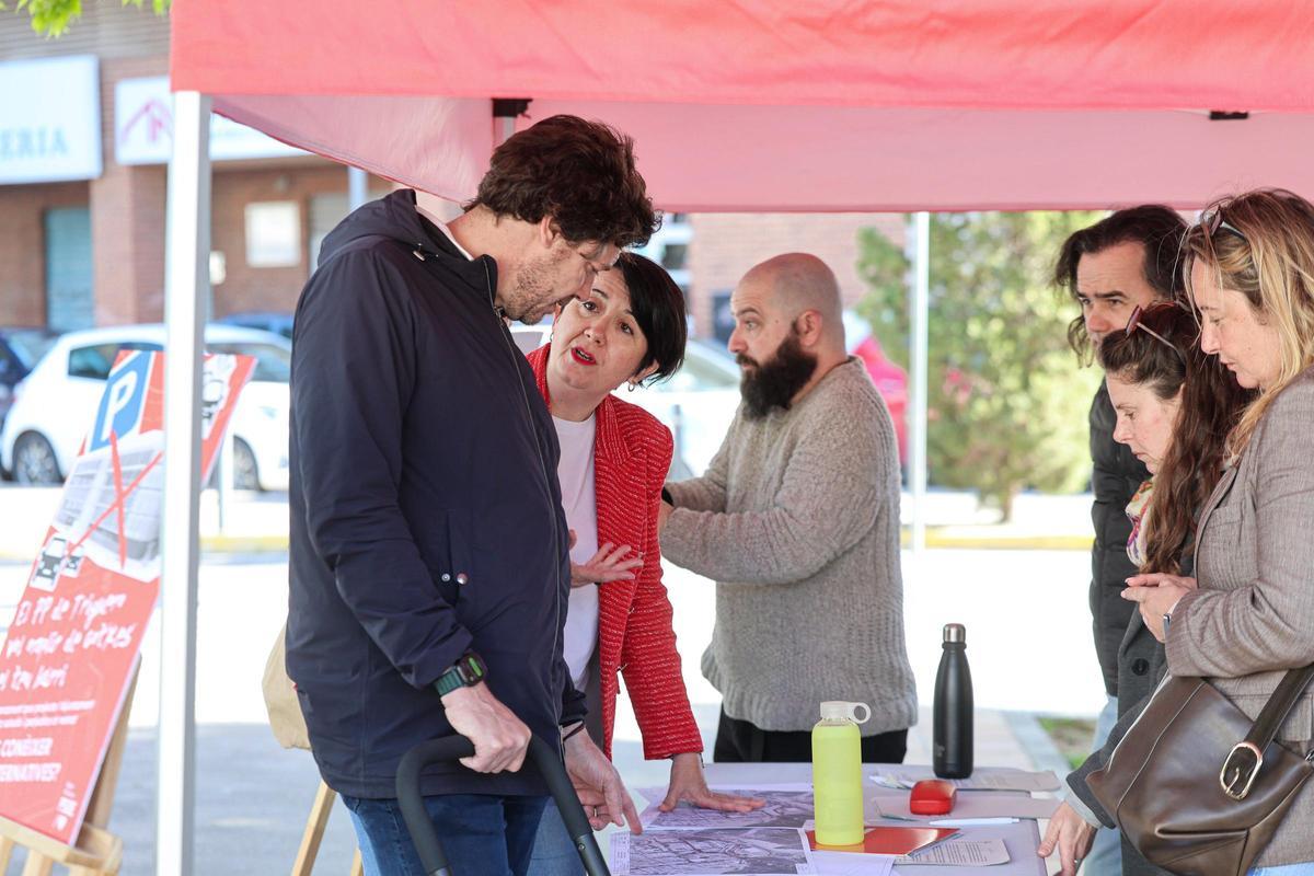 La portavoz del PSOE en Vila, Elena López, muestra unos planos a un vecino de la zona.